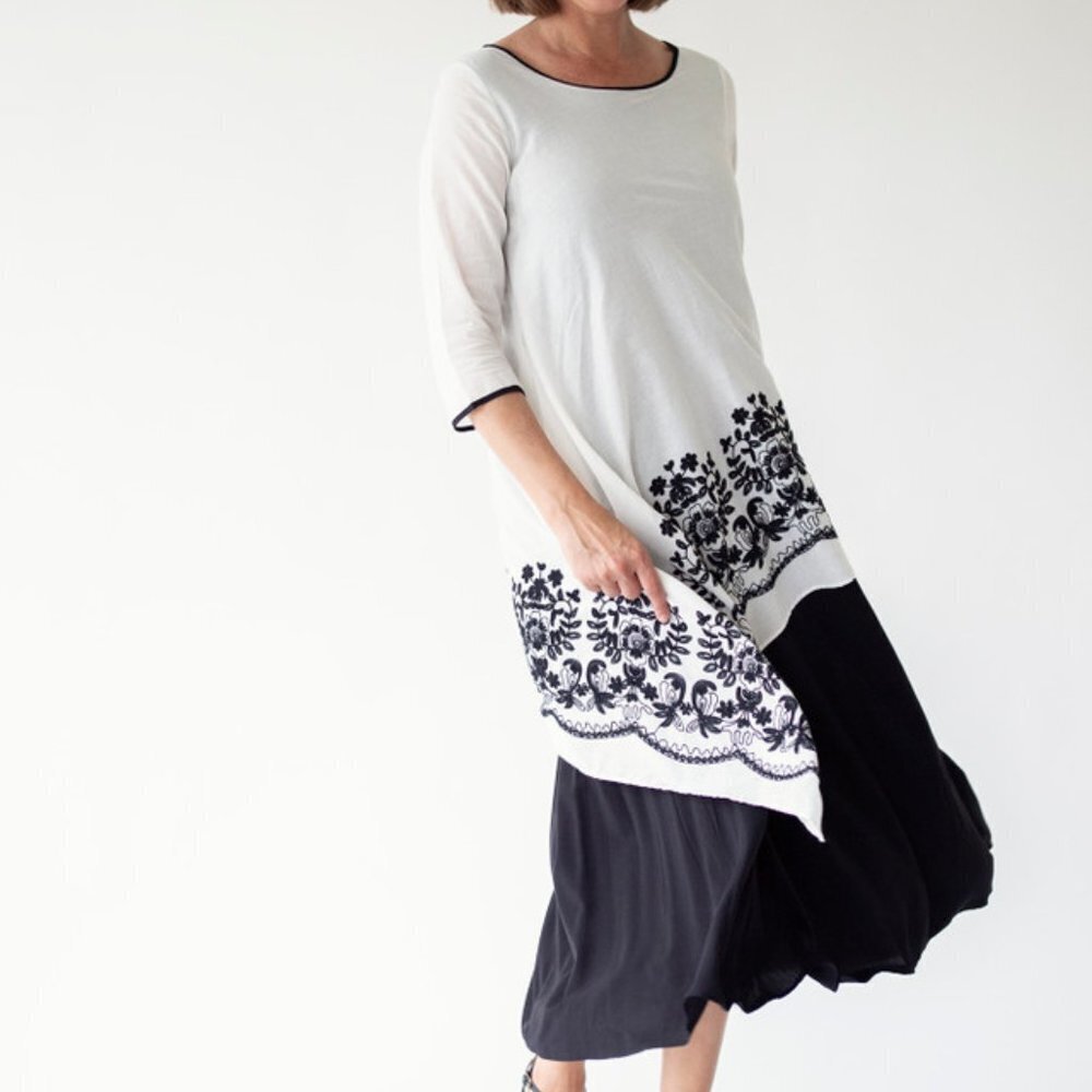 1. Aria Black & White 1/5 Sleeve Scoop Neck Embroidery Dress